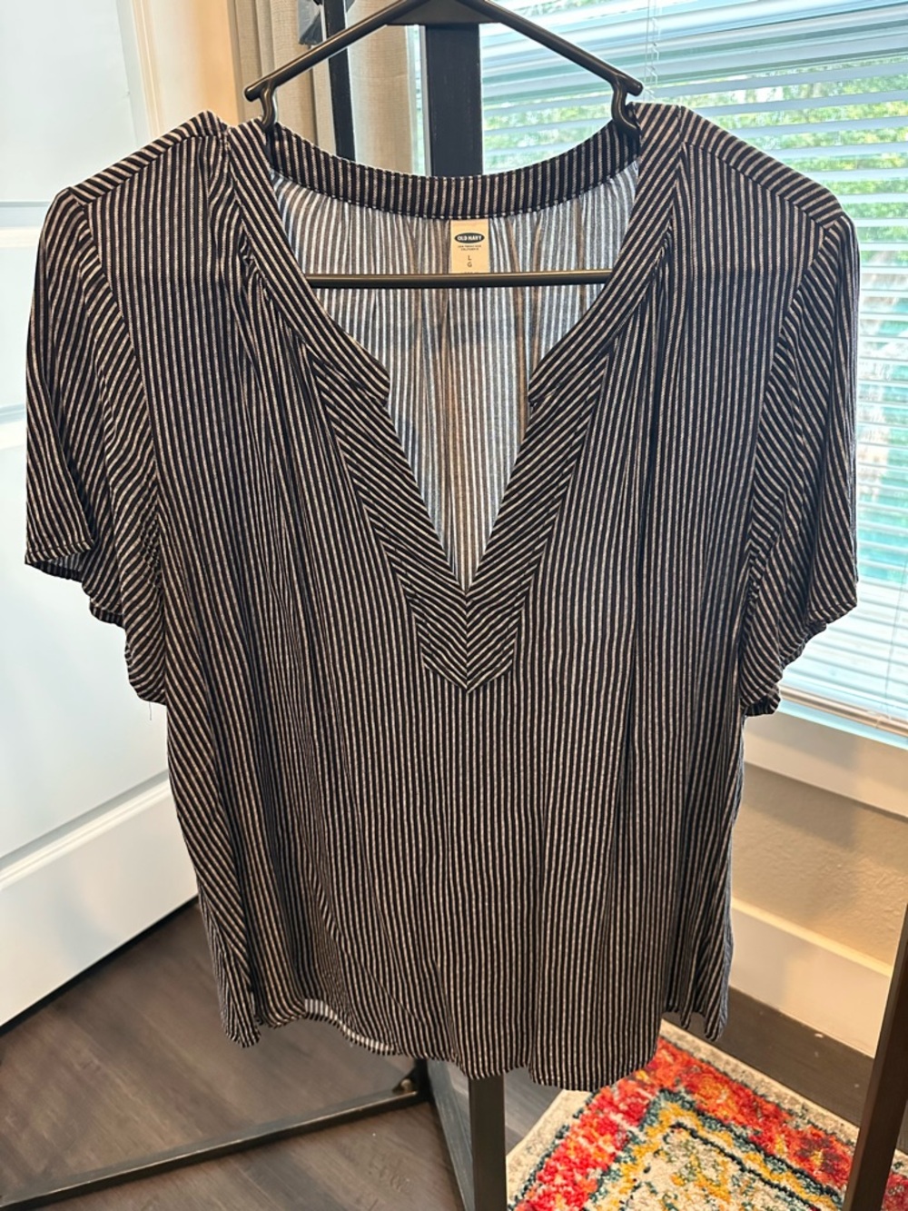 Old Navy Black & White Striped V-Neck Women’s Top